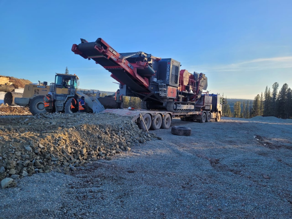 Дробилка на трале Иркутская область зимник.jpg 777d49d0-bef4-40fb-899f-641695403aee.jpg